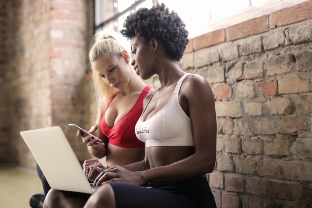 Comparison table of online vs. in-person training benefits